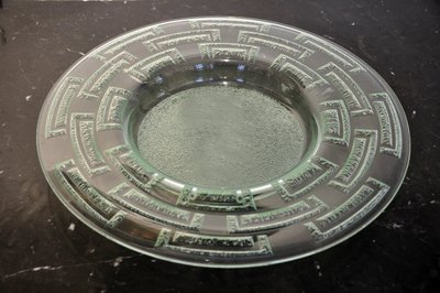 Runde Schale, signiert Daum Nancy, aus geformtem Glas mit mattiertem geometrischem Dekor, 20. Jahrhundert