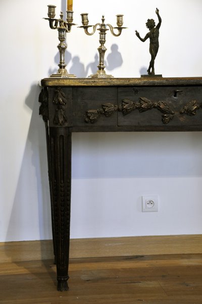 Console Louis XVI provençale .  Noyer  sculpté, Fin XVIIIe Siècle