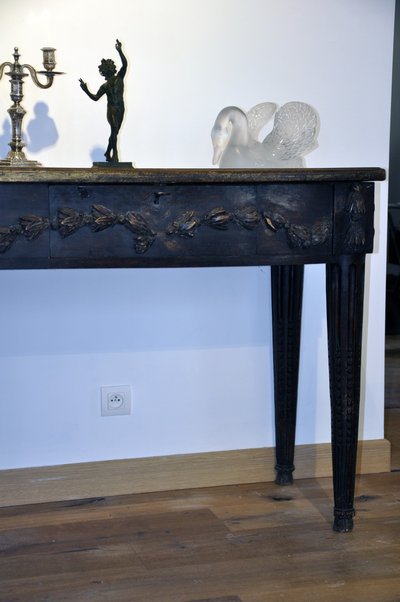 Console Louis XVI provençale .  Noyer  sculpté, Fin XVIIIe Siècle