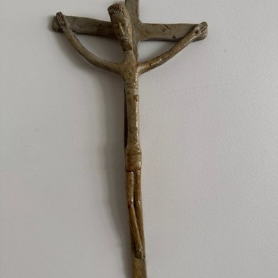 Cristo in croce crocifisso in pietra arenaria firmato Jean e Jacqueline Lerat XX secolo