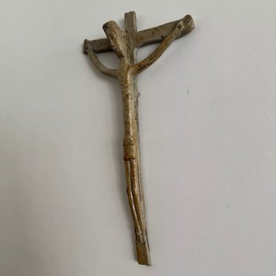 Cristo in croce crocifisso in pietra arenaria firmato Jean e Jacqueline Lerat XX secolo