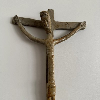 Cristo in croce crocifisso in pietra arenaria firmato Jean e Jacqueline Lerat XX secolo