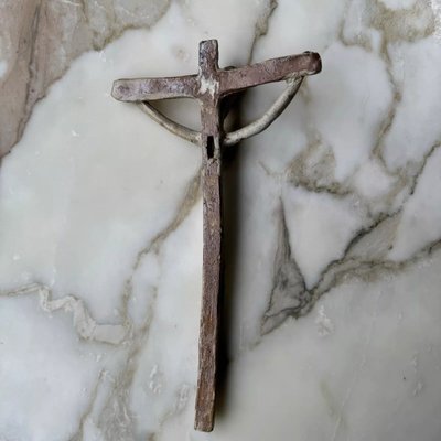 Cristo in croce crocifisso in pietra arenaria firmato Jean e Jacqueline Lerat XX secolo