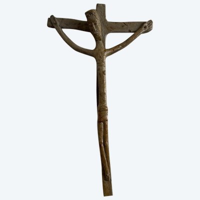 Cristo in croce crocifisso in pietra arenaria firmato Jean e Jacqueline Lerat XX secolo