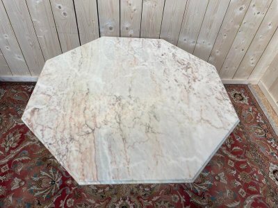 Tavolo ottogonale in marmo e vassoio di piede in legno