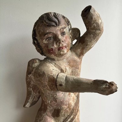Polychrom geschnitzter Engel aus Holz aus dem 17. Jahrhundert