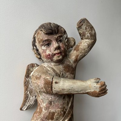 Polychrom geschnitzter Engel aus Holz aus dem 17. Jahrhundert
