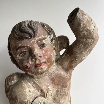 Polychrom geschnitzter Engel aus Holz aus dem 17. Jahrhundert