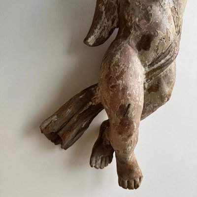 Polychrom geschnitzter Engel aus Holz aus dem 17. Jahrhundert