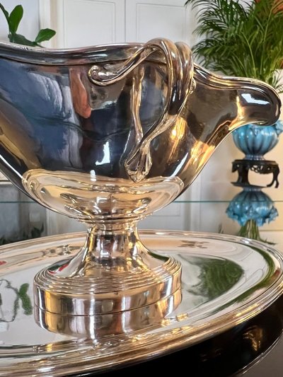 Saucière mit Tablett aus versilbertem Metall - Goldschmied Charles Christofle