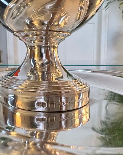 Saucière mit Tablett aus versilbertem Metall - Goldschmied Charles Christofle
