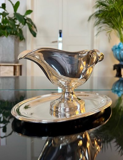 Saucière mit Tablett aus versilbertem Metall - Goldschmied Charles Christofle