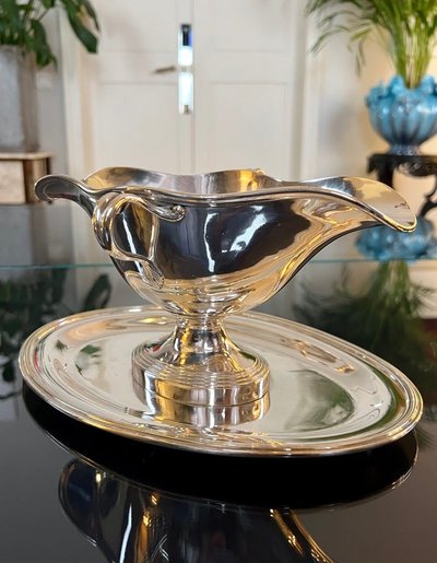 Saucière mit Tablett aus versilbertem Metall - Goldschmied Charles Christofle