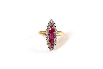 Anello marquise con rubini e diamanti in oro 18k e argento, anello navette antico