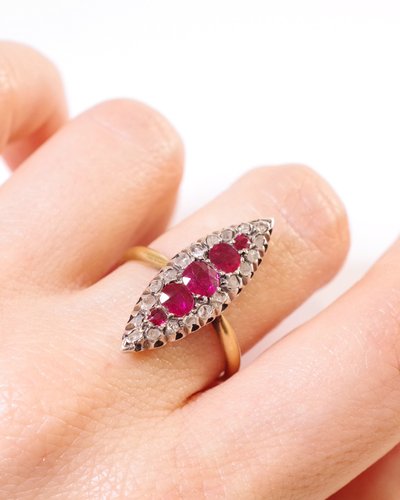Anello marquise con rubini e diamanti in oro 18k e argento, anello navette antico