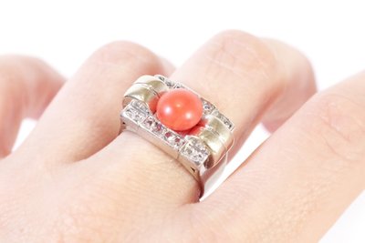 Anello Tank con diamanti corallo in oro 18k e platino, anello Tank, cabochon di corallo, diamanti taglio rosa