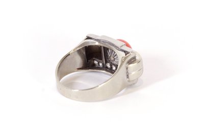 Anello Tank con diamanti corallo in oro 18k e platino, anello Tank, cabochon di corallo, diamanti taglio rosa