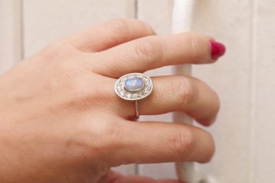 Bague Art Deco opale diamants en platine, bague de fiançailles, mariage, opale arlequin, cabochon