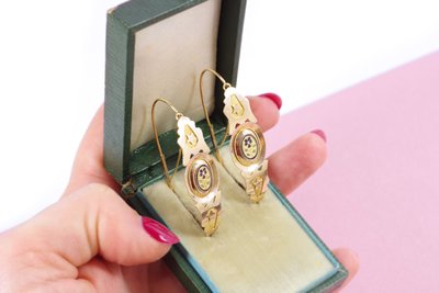 Große emaillierte Goldohrringe, antike Fischfrauen, regionaler Schmuck