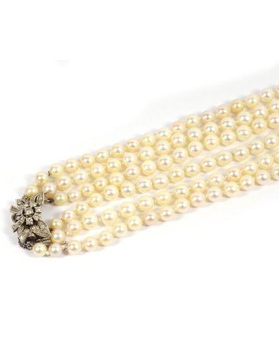 Collana con file di perle coltivate e chiusura in diamanti, chiusura in oro 18k e diamanti