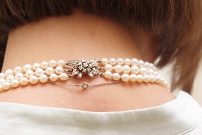 Collana con file di perle coltivate e chiusura in diamanti, chiusura in oro 18k e diamanti