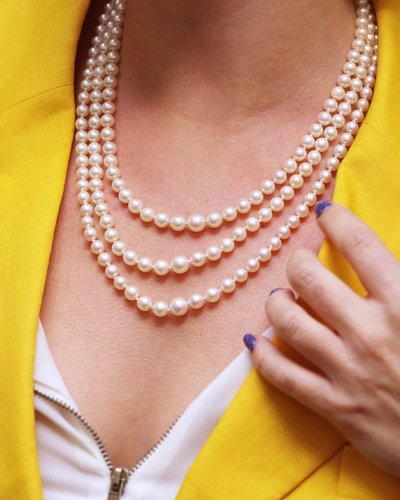 Collana con file di perle coltivate e chiusura in diamanti, chiusura in oro 18k e diamanti