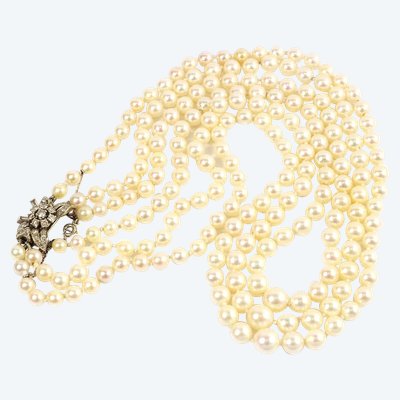 Collana con file di perle coltivate e chiusura in diamanti, chiusura in oro 18k e diamanti