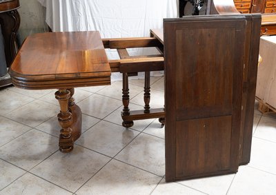Antique Henri II extendable table in solid walnut. France, 19th century.