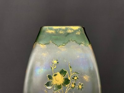 Emaillierte Glasvase mit goldenem Blumendekor – Jugendstil