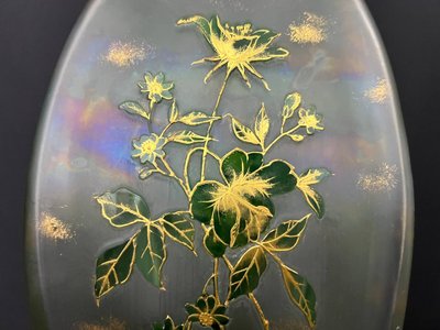 Emaillierte Glasvase mit goldenem Blumendekor – Jugendstil