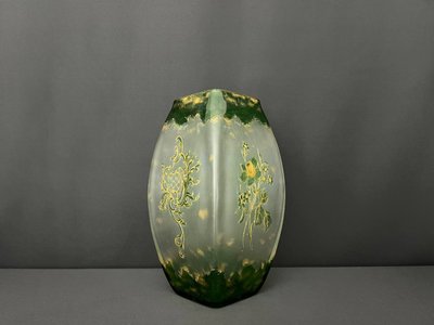Emaillierte Glasvase mit goldenem Blumendekor – Jugendstil