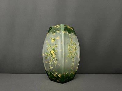 Emaillierte Glasvase mit goldenem Blumendekor – Jugendstil