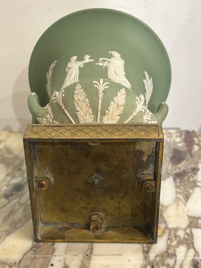 Vase Médicis En Porcelaine De Wedgwood Socle En Bronze Doré D’époque Début XIXéme Siècle 