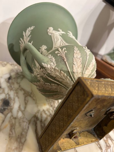 Vase Médicis En Porcelaine De Wedgwood Socle En Bronze Doré D’époque Début XIXéme Siècle 