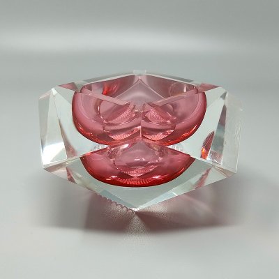 Magnifique cendrier ou vide-poche rose des années 1960, par Flavio Poli pour Seguso. Fabriqué en Italie.