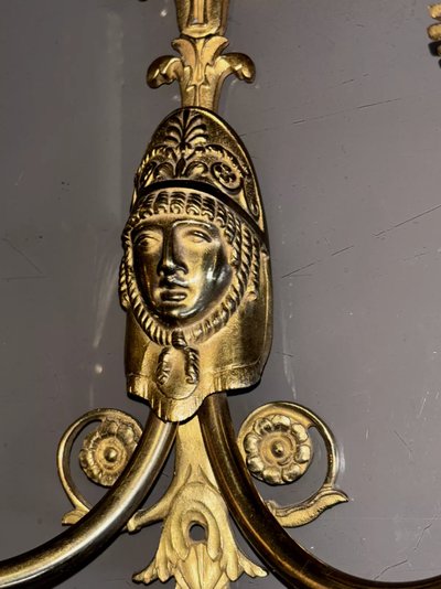 Maison CHARLES, paire d'appliques aux cariatides en bronze doré, style Empire