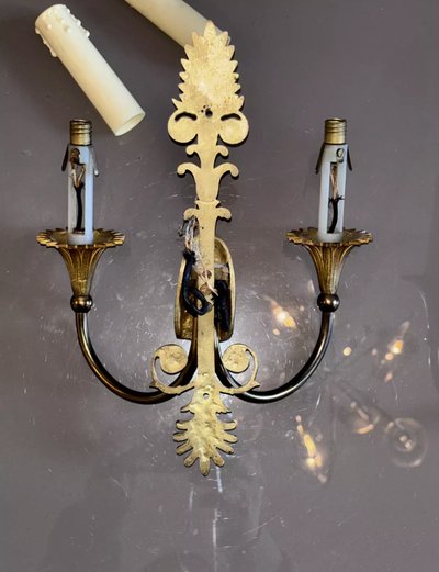 Maison CHARLES, paire d'appliques aux cariatides en bronze doré, style Empire