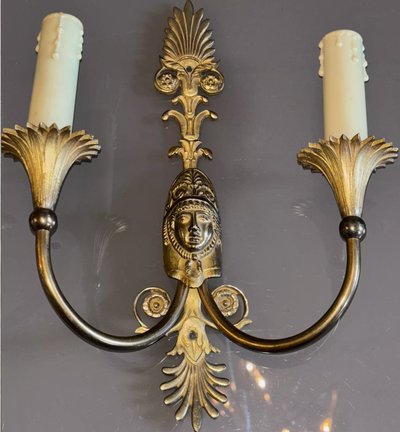 Maison CHARLES, paire d'appliques aux cariatides en bronze doré, style Empire