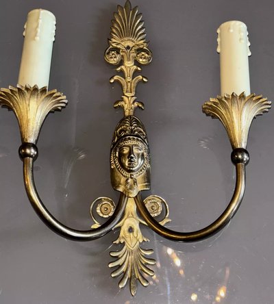 Maison CHARLES, paire d'appliques aux cariatides en bronze doré, style Empire