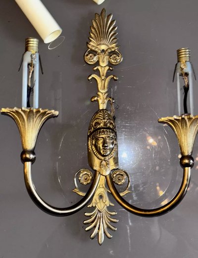 Maison CHARLES, paire d'appliques aux cariatides en bronze doré, style Empire