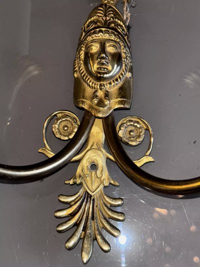 Maison CHARLES, paire d'appliques aux cariatides en bronze doré, style Empire