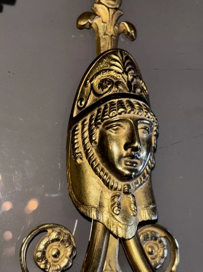 Maison CHARLES, paire d'appliques aux cariatides en bronze doré, style Empire