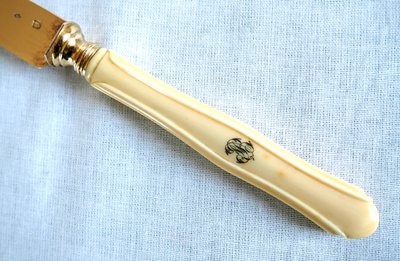 6 coltelli da frutta del periodo Napoleone III, lama in argento dorato, manico in avorio - marchio Minerva