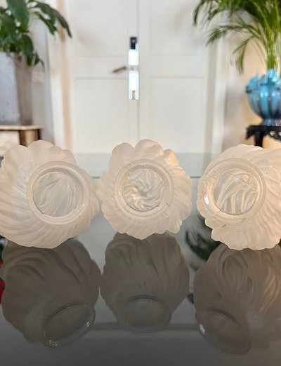 Lustre En Bronze Inspiration Louis XVI - Globes Verre Dépoli - Fin XIXe Début XXe Siècle