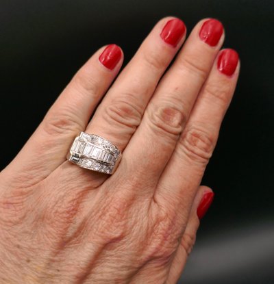 Anello con sigillo asimmetrico, diamanti, platino, Art Déco.
