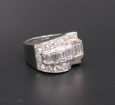 Anello con sigillo asimmetrico, diamanti, platino, Art Déco.