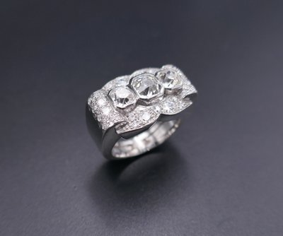 Anello con sigillo Art Déco, diamanti 2,80 ct, platino.