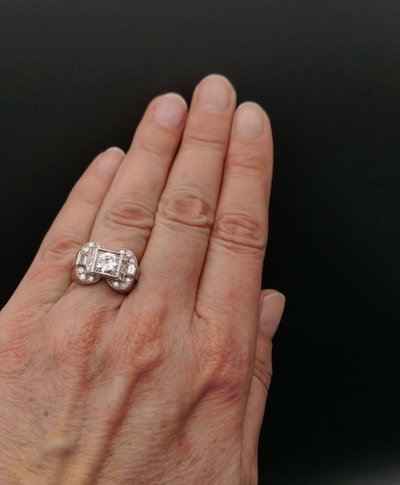 Anello con sigillo incastonato con diamanti da 1,80 ct, platino.