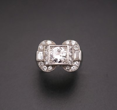 Anello con sigillo incastonato con diamanti da 1,80 ct, platino.
