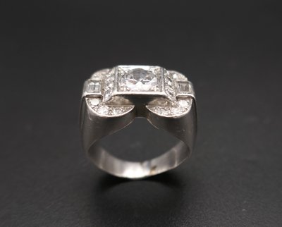 Anello con sigillo incastonato con diamanti da 1,80 ct, platino.
